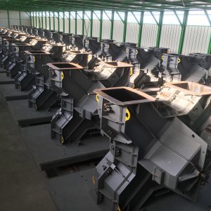 Des moules de bloc artificiel X-Bloc® pour brise-lames sur la ligne de production de l’usine de préfabrication conçue par APS à Calais, France.