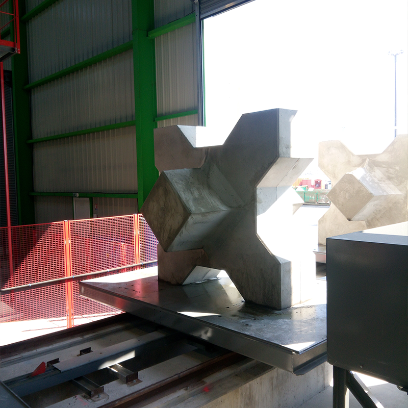 Évacuation des X-Blocs® à la fin de leur production dans l’usine de préfabrication APS de Calais, France.