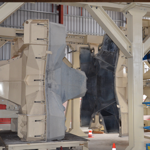 Moule APS en cours de décoffrage dans l’usine de préfabrication automatisée de La Réunion, France.
